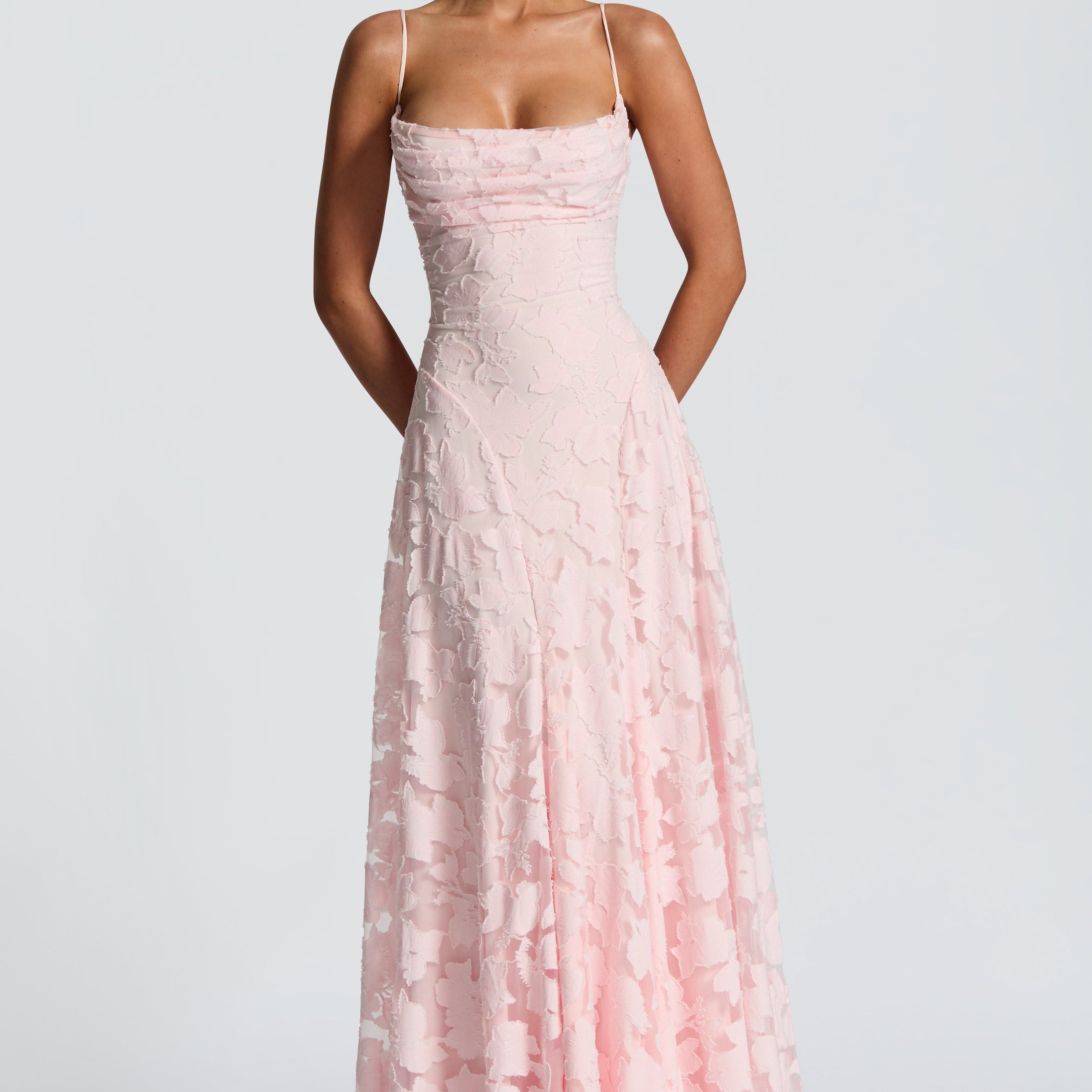 Robe maxi à texture florale | Décolleté cowl ou carré réglable