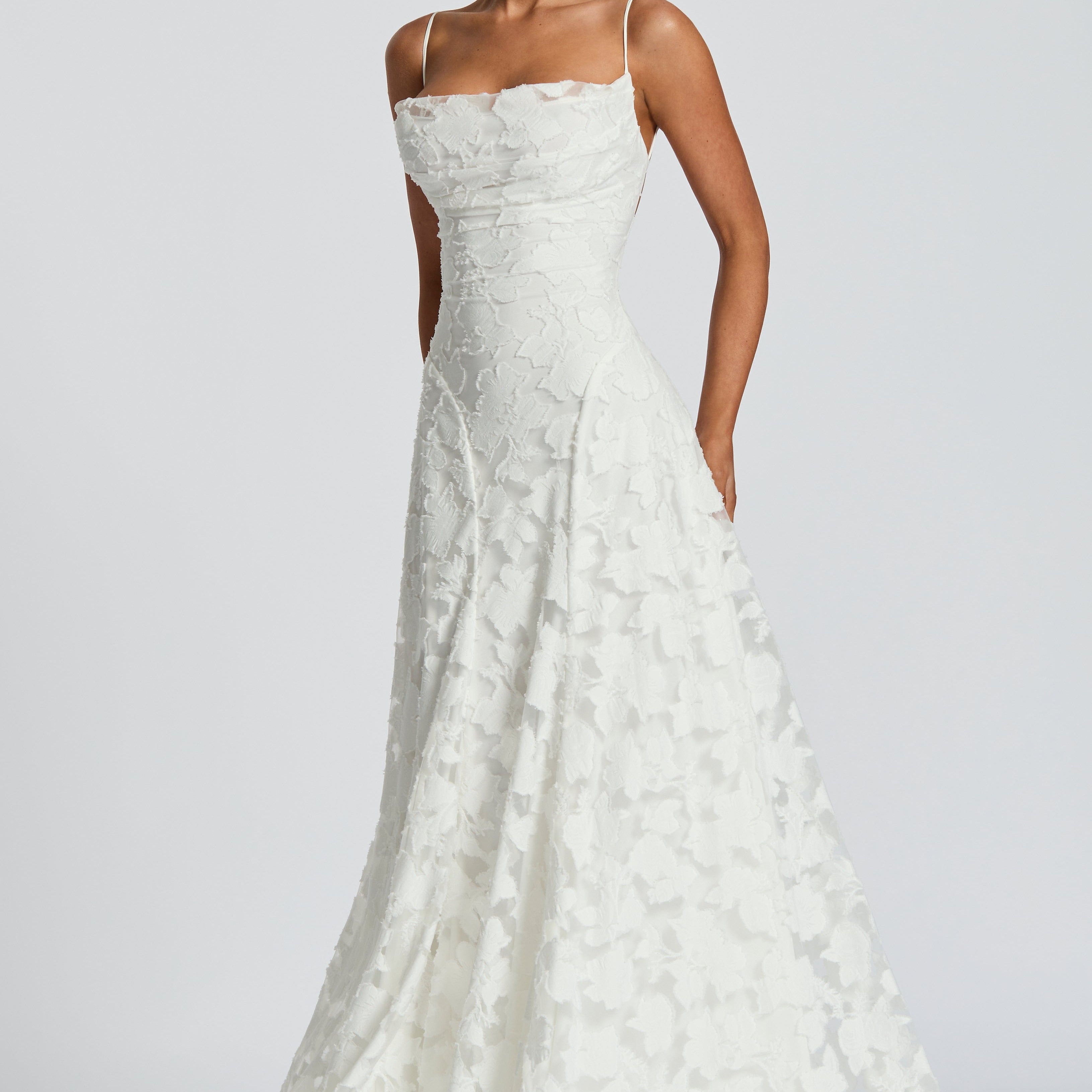 Robe maxi à texture florale | Décolleté cowl ou carré réglable